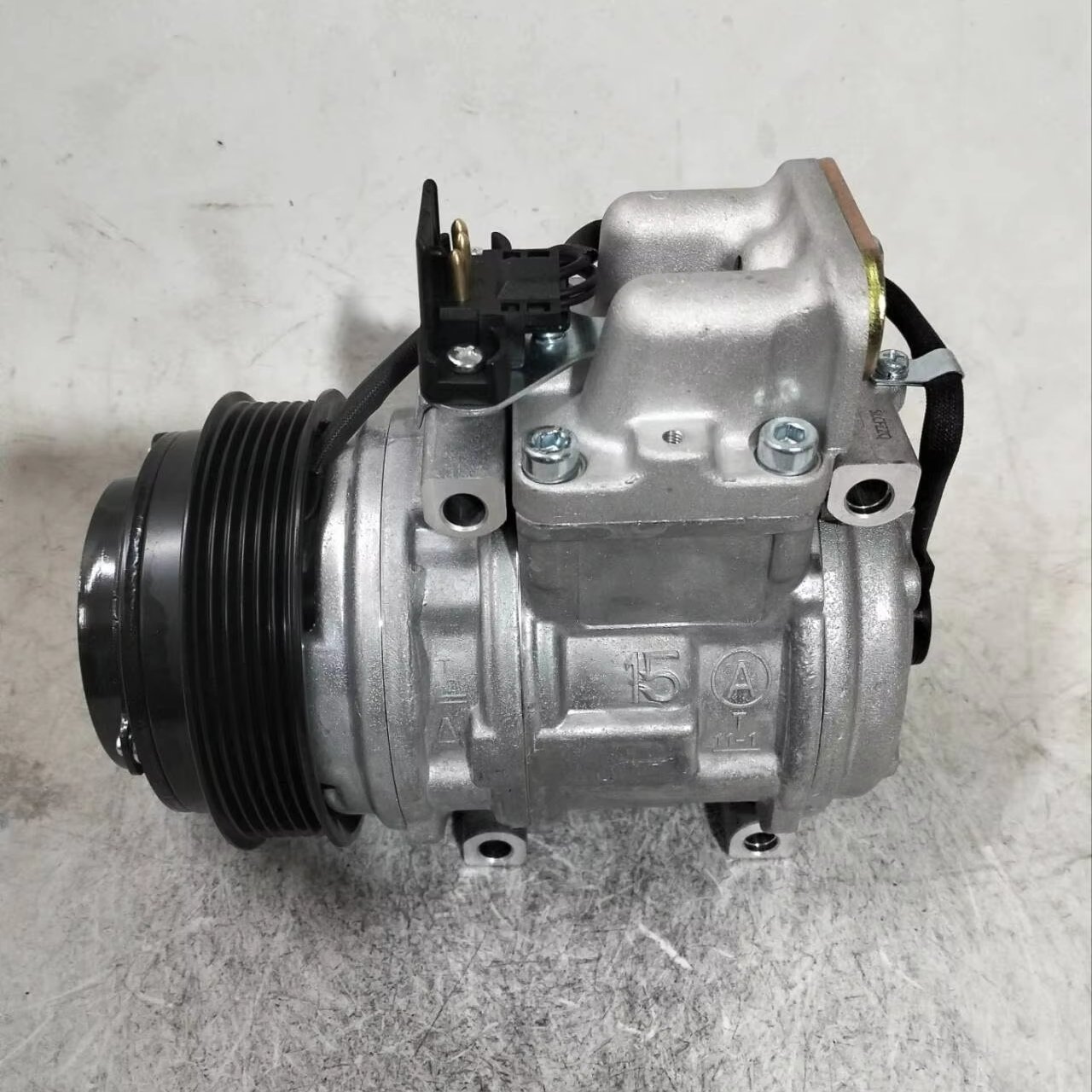 WELL-IN New 12V Truck AC Compressor A0002300511 A0002300611 A0002303711 for Mercedes Benz 10PA15C 6PK 126 mm Fan Type